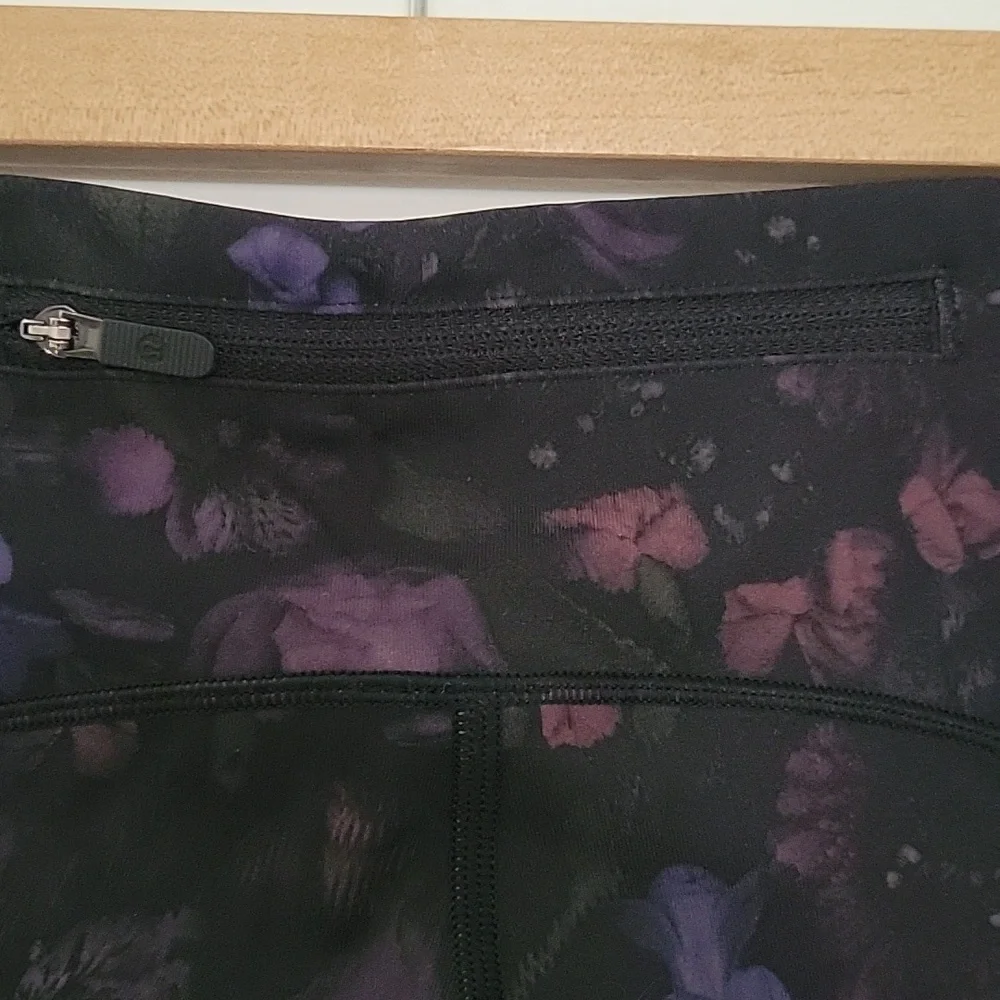 Lululemon | Speed Up Crop 21" in Frozen Flourish | Size 4 - Picture 8 of 9